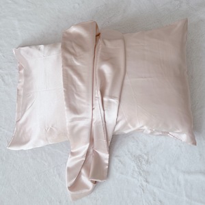 Heenlong Sleep Travel Satin Sleep <span class=keywords><strong>Funda</strong></span> <span class=keywords><strong>de</strong></span> <span class=keywords><strong>almohada</strong></span> para dormir Piel rosa con máscara para los ojos Scrunchies para el cabello <span class=keywords><strong>Funda</strong></span> <span class=keywords><strong>de</strong></span> <span class=keywords><strong>almohada</strong></span> <span class=keywords><strong>de</strong></span> <span class=keywords><strong>satén</strong></span> <span class=keywords><strong>de</strong></span> seda con caja <span class=keywords><strong>de</strong></span> regalo - Product Image 5