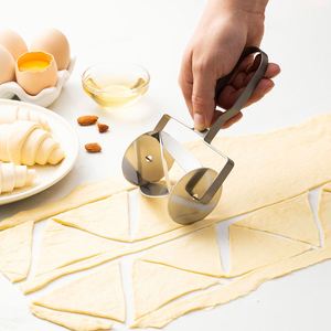 Nouveau Coupe-Croissant Durable Personnalisé, Rouleau à Pâtisserie en Acier Inoxydable, Lame 17,5x11cm, Compatible Lave-Vaisselle, Écologique - Product Image 1