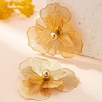 Boucles d'oreilles clous en forme de fleur creuse plaquées or et argent avec strass pour femmes, bijoux de fête, vente directe d'usine en gros