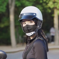 Casque de moto vintage demi-coque avec visière amovible, construction robuste, pour adulte, idéal pour la conduite en ville et les balades.