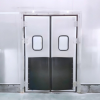 Porte de circulation pivotante en acier inoxydable avec plaques de protection anti-impact