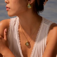 Parure de bijoux fantaisie en acier inoxydable plaqué or 18 carats, étanche, avec pendentif coquille d'ormeau et boucles d'oreilles clous en forme de fleur – Idéal comme cadeau