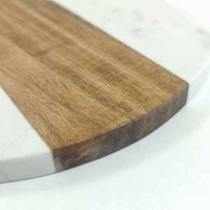Tabla de cortar de <span class=keywords><strong>madera</strong></span> y mármol almacenada sostenible de nuevo diseño 2025 con mango y forma Lidirregular para interiores - Product Image 4