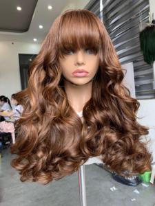 Perruque en cheveux humains de longueur moyenne avec frange ondulée, couleur et texture personnalisables - Product Image 1