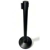 Barrière de contrôle de foule rétractable noire mate avec base ronde pour gestion des files d'attente hôtels, mariages, aéroports