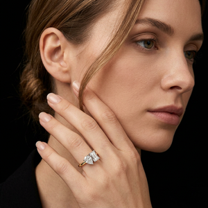 Elegante Anillo de Diamantes Toi Et Moi con Piedras de Corte Esmeralda en Forma de Pera, Sofisticado Diseño de Dos Tonos en Oro para Compromiso o Boda, Diamantes Cultivados en Laboratorio - Product Image 1