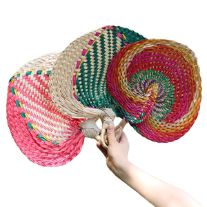Ventilateur de poche en <span class=keywords><strong>bambou</strong></span> coloré en forme de coeur fait à la main ventilateur de refroidissement d'été tissé naturel pour les mariages fêtes cadeaux décoratifs - Product Image 1