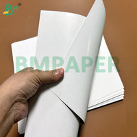 310gsm 320gsm Papier à noyau noir enduit brillant pour cartes de jeu 71x62cm