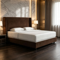 Lit de luxe avec tête de lit haute minimaliste italienne, rembourré en velours, cadre réglable, taille King, avec rangement, en bois de teck pour villa de luxe