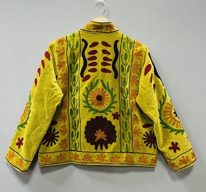 Chaqueta de lana amarilla con cuello alto y bordado floral Suzani hecho a mano, manga larga, cierre abierto, ropa casual de invierno - Product Image 5