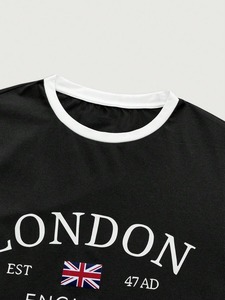 T-shirt noir à manches courtes avec bordures contrastées, lettrage et imprimé drapeau. Personnalisation directe en usine disponible F10 - Product Image 3