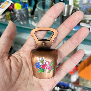 Mayorista Alta Calidad Refrigerador Suizo Decoración Metal Navidad <span class=keywords><strong>Pequeña</strong></span> Campana <span class=keywords><strong>Mano</strong></span> Anillo Campana Abrebotellas Imán <span class=keywords><strong>Nevera</strong></span> - Product Image 6