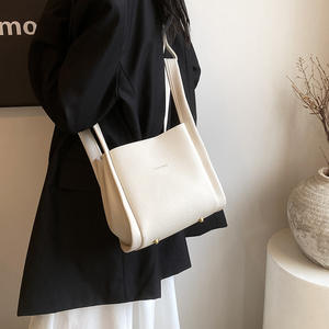 Sac fourre-tout à impression intégrale avec fermeture éclair et deux compartiments, sac à dos rétro pour femmes, sac fourre-tout de luxe avec bandoulière - Product Image 4