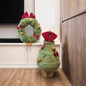 Cojín de Peluche con Forma de Corona Navideña Verde con Lazo Rojo y Puntos Amarillos para Decoración Navideña en el Dormitorio de los Niños y la Sala de Estar - Product Image 4