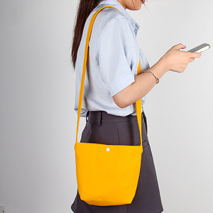 Sac à bandoulière en toile portable personnalisable avec bouton design tendance design unilatéral pour les femmes shopping - Product Image 6