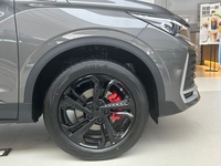 Geely Coolray L 1.5T DCT SUV 4380mm Panjang Bodi 2600mm Jarak Sumbu Roda 6.35L Konsumsi Bahan Bakar Velg Alloy 18 Inci dan Kamera 360