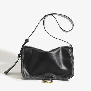 Casual and versatile women's <b>bag</b> with metal buckle and adjustable <b>shoulder</b> <b>strap</b> - Product Image 4