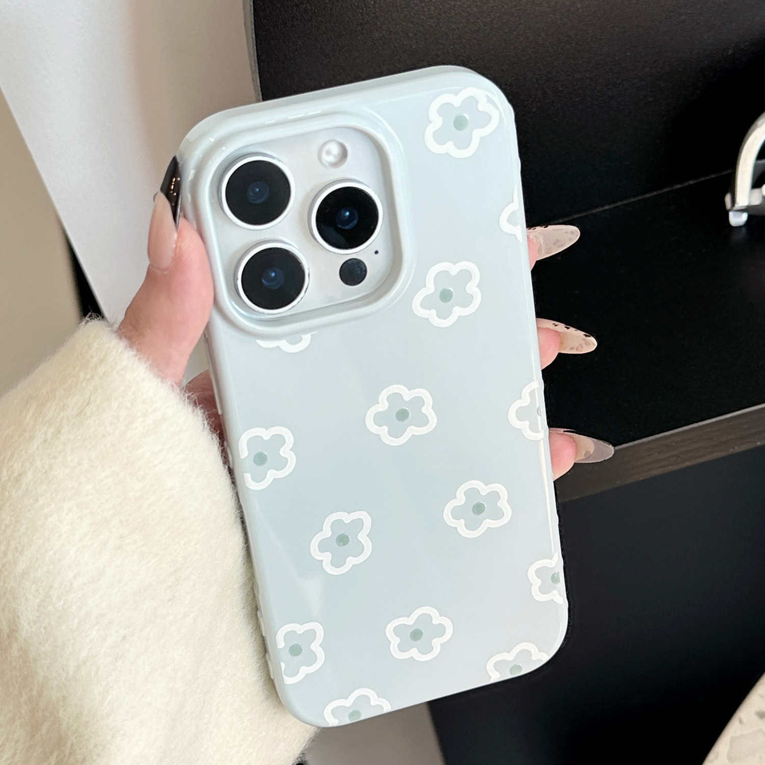 Sea Mist Blue, Fog Core White Thread Flower