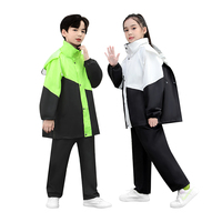Ensemble de pluie deux pièces pour enfants en taffetas imperméable avec veste à capuche zippée et boutons-pression et pantalon réfléchissant pour l'école et les activités de plein air
