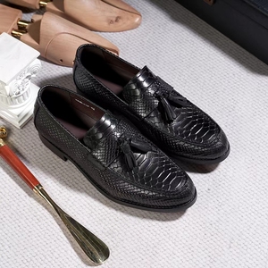 Chaussures élégantes de haute qualité pour hommes, chaussures rétro en cuir de vache gaufré motif serpent, chaussures de mariage à enfiler, <span class=keywords><strong>mocassins</strong></span> à pampilles pour hommes - Product Image 4
