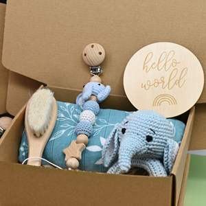 Vente en gros d'usine/OEM, hochets en crochet pour bébé, ensemble en bois, boîte cadeau de <span class=keywords><strong>naissance</strong></span>, chaîne de sucette, cadeau de premier mois de bébé - Product Image 4