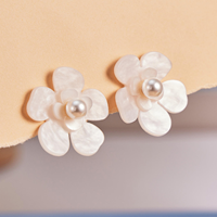 Boucles d'oreilles clous en acier inoxydable plaqué or 18 carats PVD avec fleur et perle pour femme, étanches