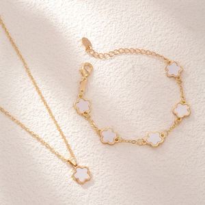 Conjunto de joyería de moda para mujer, collar y pulsera con baño de oro y flor de cinco pétalos - Product Image 1