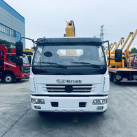 Grue de camion Dongfeng à châssis standard d'exportation, 7 tonnes, 5 sections, bras télescopique à grande hauteur de levage pour les marchés étrangers