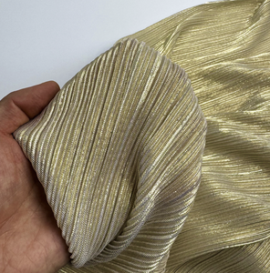 Tissu <span class=keywords><strong>en</strong></span> polyester 100% brillant et lourd, de fabrication artisanale. Parfait <span class=keywords><strong>pour</strong></span> les robes de soirée, les robes de fête, les housses de coussin et plus encore. - Product Image 2