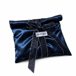 Pochette <span class=keywords><strong>de</strong></span> luxe GXS bleu marine en satin anti-poussière avec nœud en ruban <span class=keywords><strong>de</strong></span> soie pour emballage cadeau, bijoux <span class=keywords><strong>de</strong></span> mariage, <span class=keywords><strong>chaussures</strong></span>, sacs – Vente en gros - Product Image 1