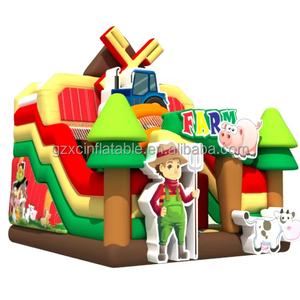 I bambini giocano all'aperto e al chiuso presso la fattoria con castelli di rimbalzo elevati e scivoli gonfiabili - Product Image 1