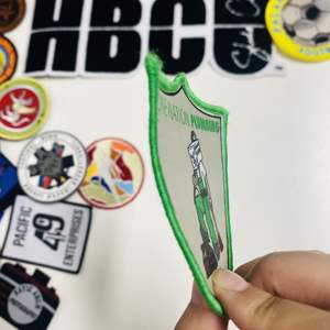 낮은 최소 주문 수량 2023 신상 패션 맞춤형 직조 패치 의류 브랜드 로고 배지 아플리케 의류 패치 - Product Image 6