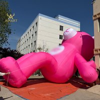 Statue de mascotte géante gonflable en forme d'ours rose allongé pour l'installation en centre commercial pour la Saint-Valentin, ornement pour spot photo sur pelouse de complexe hôtelier