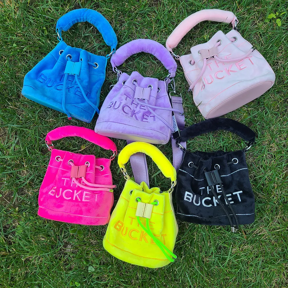The bucket bag2022 new designer women's bag Bucket Bag Plush bag