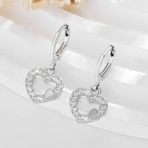 2025ใหม่ต่างหูทองเหลืองประดับเซอร์คอนชุบทองด้วยทองแดง14K จี้รูปผีเสื้อสุดน่ารักสำหรับสวมใส่ประจำวันเครื่องประดับสำหรับผู้หญิง - Product Image 2