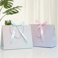 Sac en papier imprimé conçu sur mesure pour l'emballage de cadeaux de boutique de mode gaufrage par stratification mate pour la poudre libre de crème pour le visage