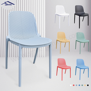 Chaise <span class=keywords><strong>de</strong></span> <span class=keywords><strong>salle</strong></span> à manger inclinable à dossier solide, design traditionnel empilable en plastique - Chaise stable pour hôtel commercial, intérieur/extérieur - Product Image 6