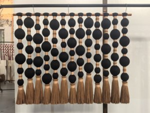 Tapiz de Macramé Moderno Rústico Tejido a Mano con Borlas, Estilo Boho Farmhouse - Product Image 4