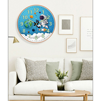 Horloge murale en plastique à quartz lumineuse sans perforation, motif astronaute de dessin animé, alimentée par piles, pour chambre d'enfant, salon, thème univers étoilé