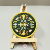 Écusson de chien brodé d'or fait à la main belle conception de lettre de coeur feutre à repasser pour la technique de broderie d'accessoires vestimentaires