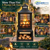 Cheminée extérieure haute en acier avec porte en treillis, rangement pour bûches, capuchon de cheminée, pique à bois et foyer extérieur en fer