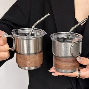 Mug à bière pliable en acier inoxydable <span class=keywords><strong>avec</strong></span> manchon en bois, couvercle anti-fuite et <span class=keywords><strong>paille</strong></span> métallique pour bière, cocktails et boissons glacées - Product Image 1