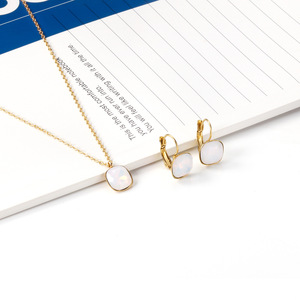 ชุดสร้อยคอและต่างหูทรงสี่เหลี่ยมประดับเพชรซิร์คอนสำหรับผู้หญิง ชุบทอง ดีไซน์เรขาคณิต เหมาะสำหรับใส่ทุกวัน - Product Image 3