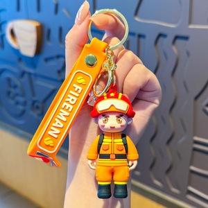 Llavero Creativo <span class=keywords><strong>de</strong></span> Dibujos Animados <span class=keywords><strong>de</strong></span> Bombero Saludoando a la Policía <span class=keywords><strong>de</strong></span> Tráfico, Colgante para Mochila, Adorno para Coche, Pequeño Regalo Festivo, Venta al por Mayor - Product Image 4