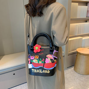 กระเป๋าถือสะพายข้างทรงบัคเก็ต ลายการ์ตูนเรขาคณิต สไตล์เรโทร สำหรับผู้หญิง คอลเลคชั่นฤดูใบไม้ร่วง-ฤดูหนาว รุ่นใหม่ล่าสุด ดีไซน์เก๋ไก๋ สะพายไหล่เดียวหรือสะพายข้างได้ ถอดสายได้ รหัสสินค้า 94481 - Product Image 6