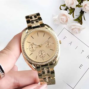 Montre de luxe pour femme en acier inoxydable avec strass argentés, cadran en cristal saphir et mouvement à quartz – Vente en gros - Product Image 5