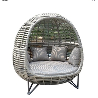 Chaise longue d'extérieur moderne en rotin PE et chaise nid d'oiseau rouge pour parc, hôtel, villa, piscine et plage