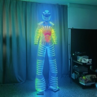 Costume de robot lumineux avec écran LED numérique pour spectacles de danse de salon, tenue de marcheur sur échasses pour soirées et événements en boîte de nuit