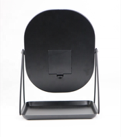 Miroir cosmétique carré en verre avec cadre en métal finition chrome et noir, design Art Déco pour un usage quotidien en maquillage