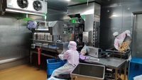 Machine de comptage et d'emballage de petites quantités de snacks, bonbons et barres chocolatées, conception multi-voies VX6 avec matériaux de qualité alimentaire